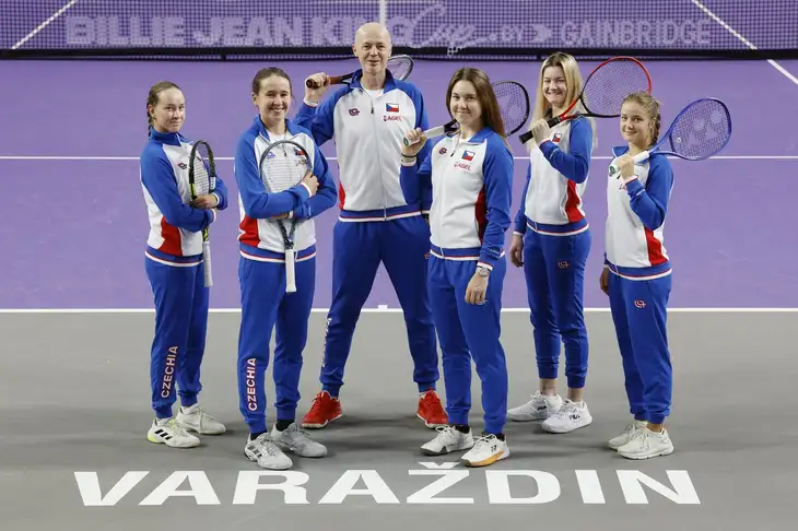 České tenistky a nehrající kapitán Petr Pála.