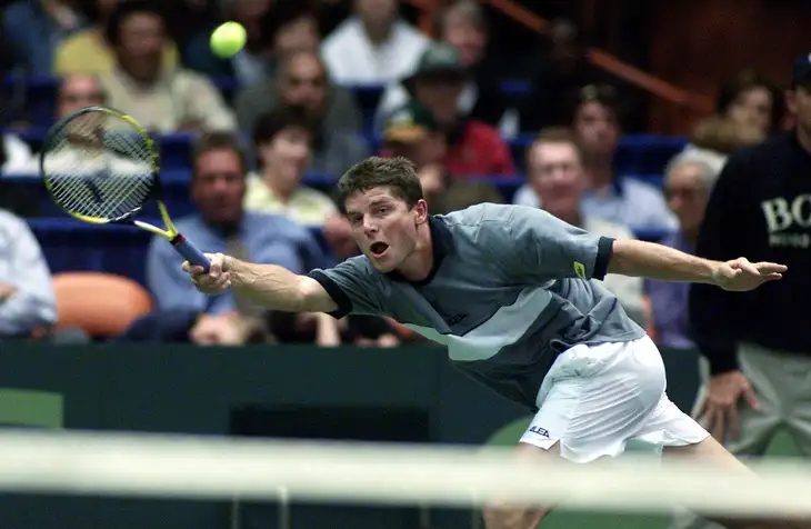 Hrdina Davis Cupu 2000 Jiří Novák v duelu s Andre Agassim.