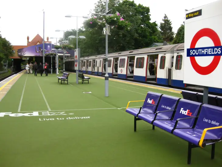 Stanice metra poblíž jednoho z vchodů do Wimbledonu
