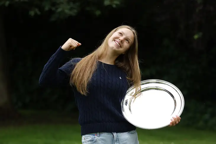 Alisa Okťabreva s trofejí z French Open 2026.