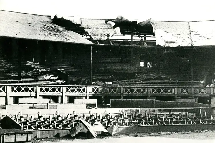 Centrální kurt částečně zničený ve 40. letech 20. století