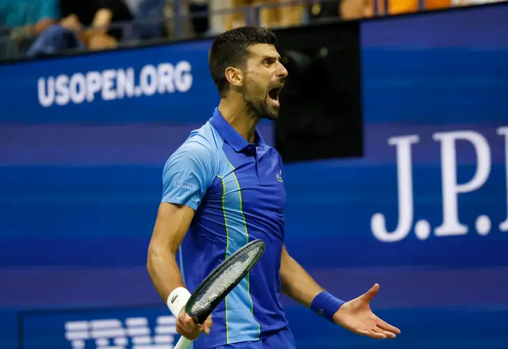 Srbský tenista Novak Djokovič reaguje na svůj zápas s Rusem Daniilem Medveděvem ve finále US Open.