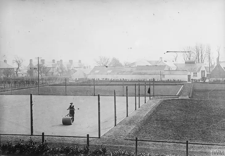 Příprava antukového kurtu v Anglii v roce 1910