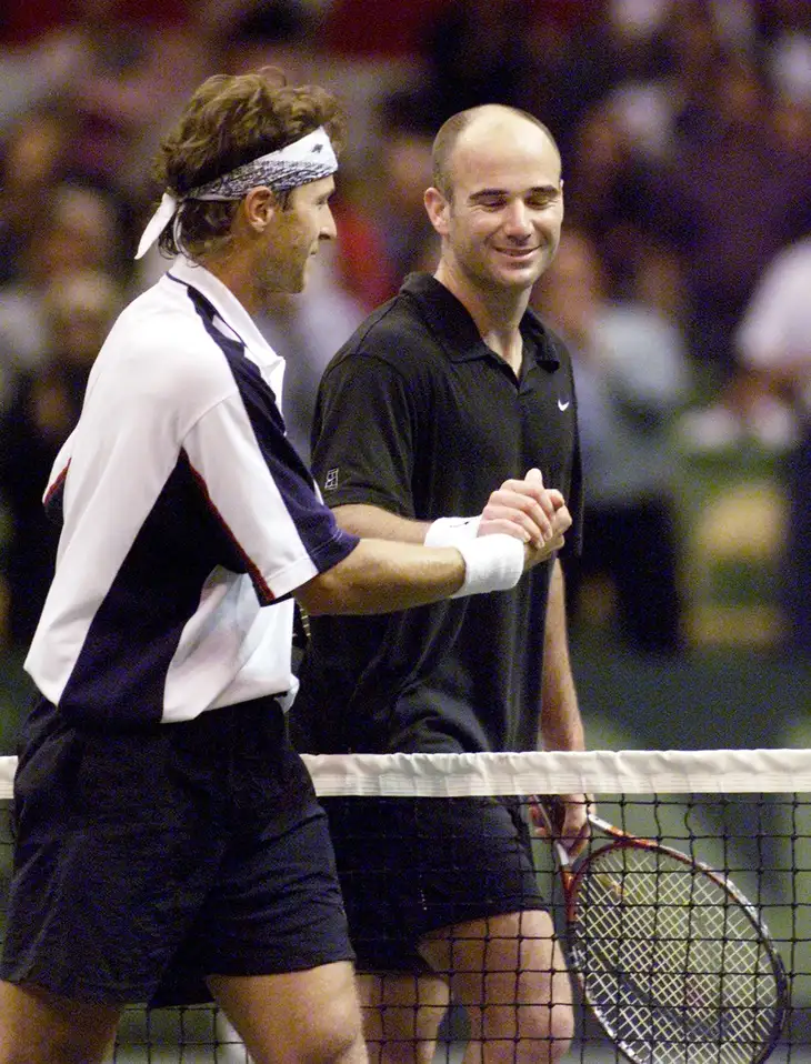 Ctislav Doseděl gratuluje Andre Agassimu na Davis Cupu 2000.