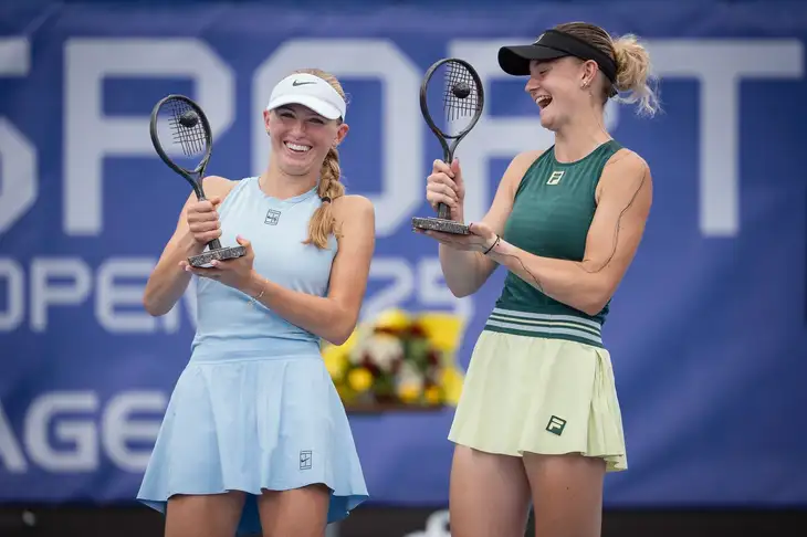 Laura Samson a Lucie Havlíčková po prohraném finále Livesport Prague Open 2025.