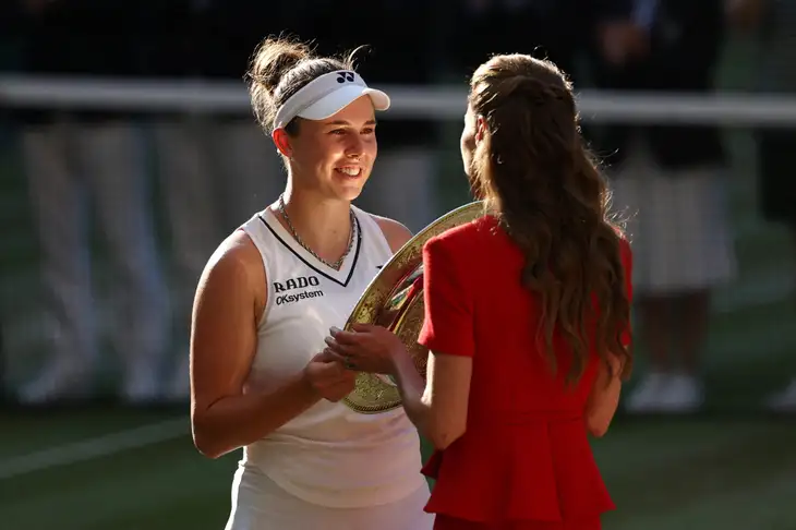Nosková přebírá trofej.