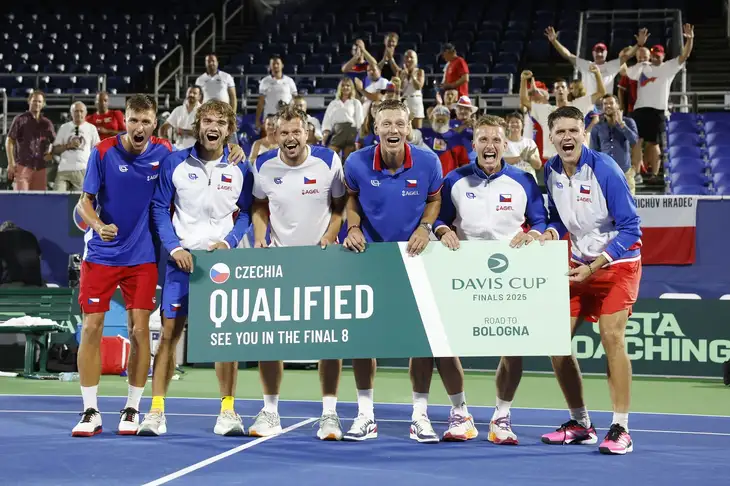 Petr Brunclík, Tomáš Macháč, Adam Pavlásek, kapitán Tomáš Berdych, Jiří Lehečka a Jakub Menšík po vítězství nad USA v Delray Beach 2025.