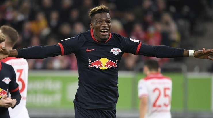 Vào! Marcel Sabitzer treo bóng vào sâu trong vòng cấm kiến tạo cho Nordi Mukiele (RB Leipzig) ở một vị trí trống trải, và cú đánh đầu cận thành của cầu thủ này đã đưa bóng vượt qua tầm với của thủ môn đi vào góc thấp bên phải khung thành. Tỉ số là 0:3.