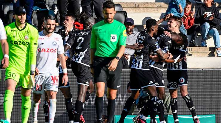 Vào! Halid Sabanovic (Angers) đã có mặt đúng lúc đúng chỗ để lấy bóng bật ra trong vòng cấm, và anh ấy sút bóng đi chìm vào phía trong cột dọc bên phải. Tỉ số là 1:0.