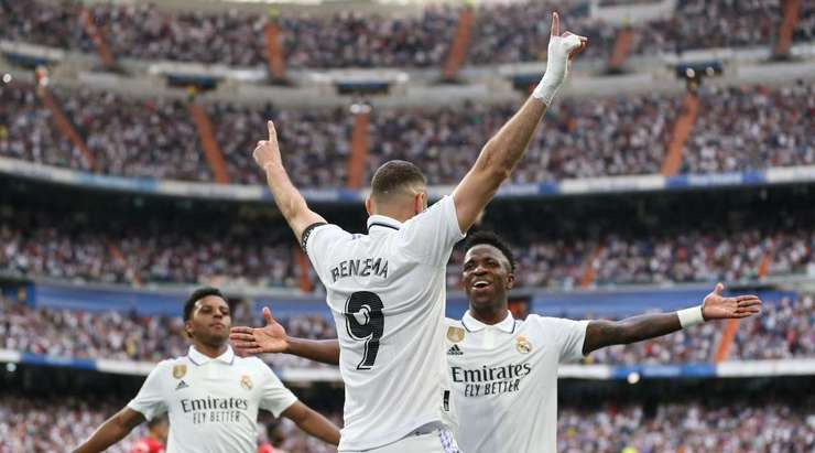 Vào! Karim Benzema (Real Madrid) thực hiện thành công quả penalty với một cú sút chìm vào ngay giữa khung thành, đánh bại thủ môn Unai Simon.
