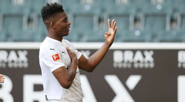 Vào! Denis Zakaria thực hiện một đường chuyền đến chân Breel Embolo (B. Monchengladbach) và cầu thủ này tung một cú sút từ trong vòng cấm, đưa bóng vào góc thấp bên phải mành lưới. Tỉ số là 4:0.
