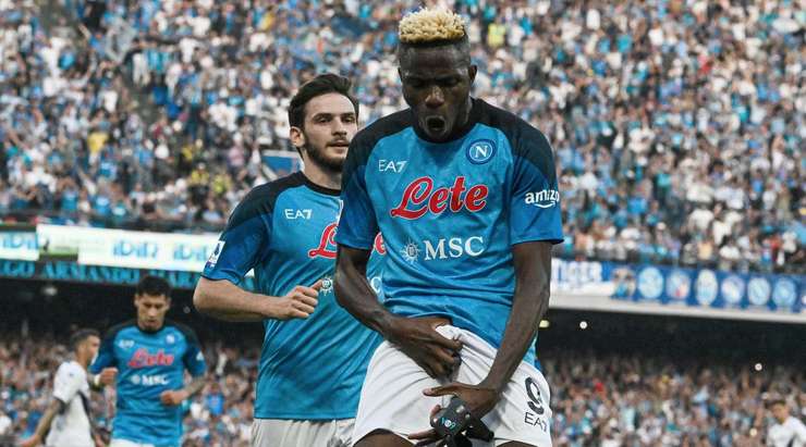 Vào! Victor Osimhen (Napoli) giành chiến thắng trên chấm phạt đền bằng một cú sút không thể cản phá, vượt qua tầm với của thủ môn Pietro Terracciano vào góc cao bên phải.
