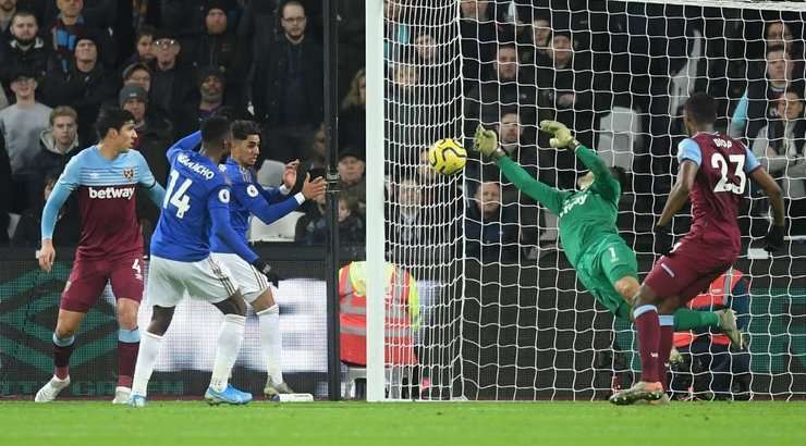 Kelechi Iheanacho (Leicester) ghi bàn với một cú đánh đầu xuất sắc đi vào phía trong cột dọc bên trái, không cho thủ môn một cơ hội nào.