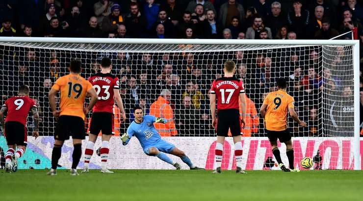 Vào! Raul Jimenez (Wolves) tinh quái dừng lại một nhịp trước khi sút, chờ cho thủ môn Alex McCarthy đổ người trước khi bình tĩnh đưa bóng vào góc thấp bên phải.