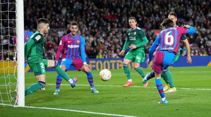 Riqui Puig (Barcelona) liên tiếp đi bóng lắt léo qua các hậu vệ đối phương và thoát xuống đối mặt với thủ môn. Cầu thủ này làm một động tác giả khiến thủ môn mất thăng bằng, trước khi nhẹ nhàng đưa bóng vào lưới.