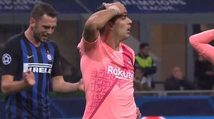 Luis Suarez (Barcelona) quan sát nhanh từ rìa vòng cấm và nổ một phát súng về phía khung thành, nhưng tiếc là bóng đã đi vọt xà ngang trong gang tấc.