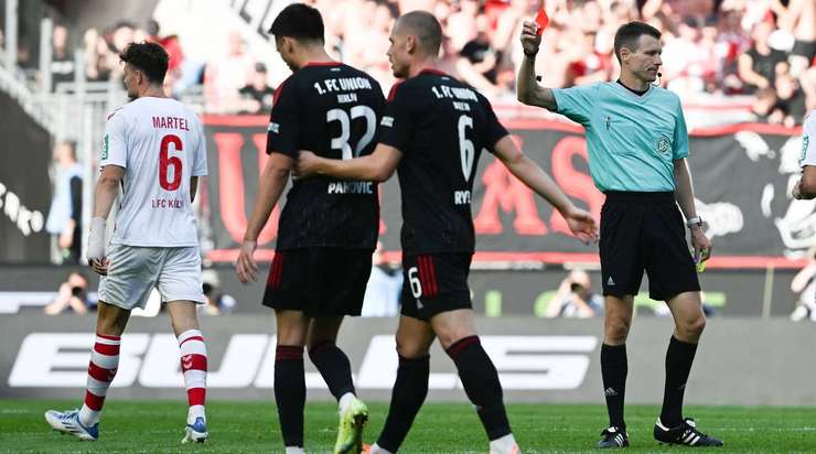 Luca Jannis Kilian (Köln) lẽ ra phải cẩn thận hơn. Anh ấy phạm lỗi xấu và nhận chiếc thẻ vàng thứ hai và bị đuổi!