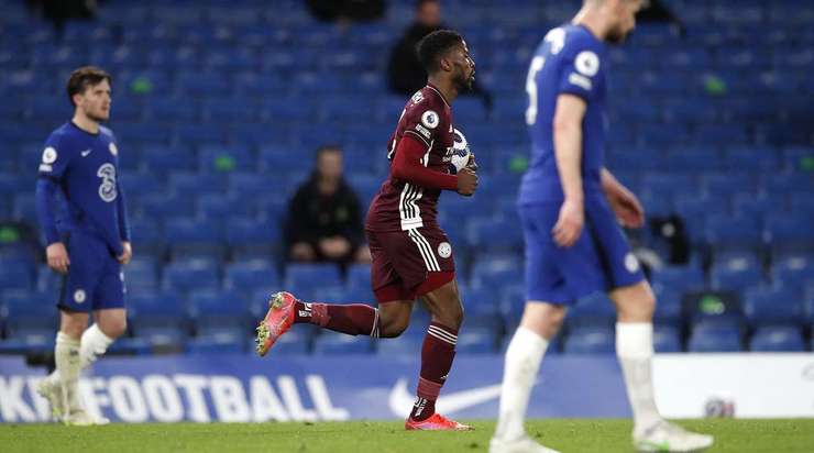 Vàooo! Wilfred Ndidi là người kiến tạo với đường chuyền ngắn rất vừa tầm chạy của Kelechi Iheanacho (Leicester), và cầu thủ này không phạm sai lầm nào với một cú sút cắm thẳng vào góc thấp bên phải khung thành để nâng tỉ số lên 2:1. Bàn thắng quá đẹp!