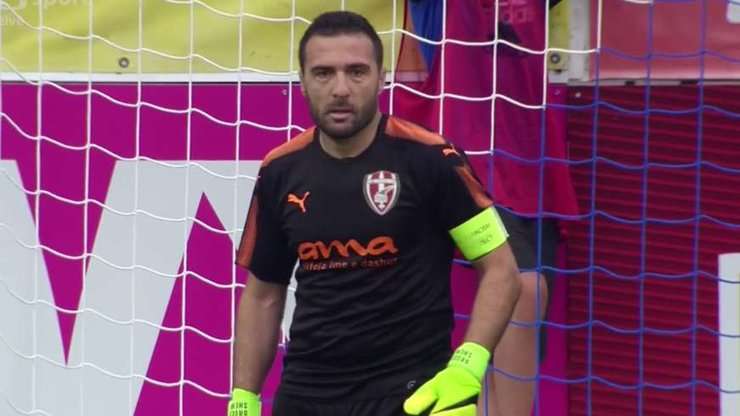 Jakub Rada (Mlada Boleslav) sút bóng bật ra từ cự li tầm trung, nhưng cú sút của anh chỉ đi trúng xà ngang.