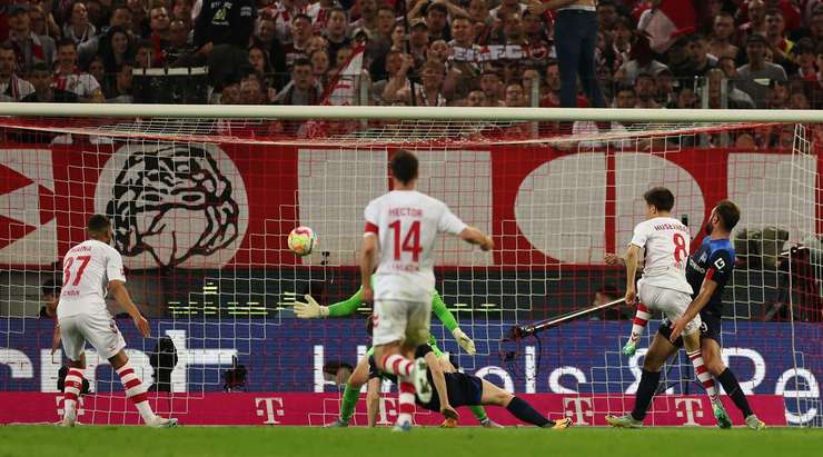 Vào! Denis Huseinbasic (Köln) sút bóng bật ra vào góc trái phía trên sau khi bóng đến chỗ anh ấy trong vòng cấm. Tỉ số là 5:2.
