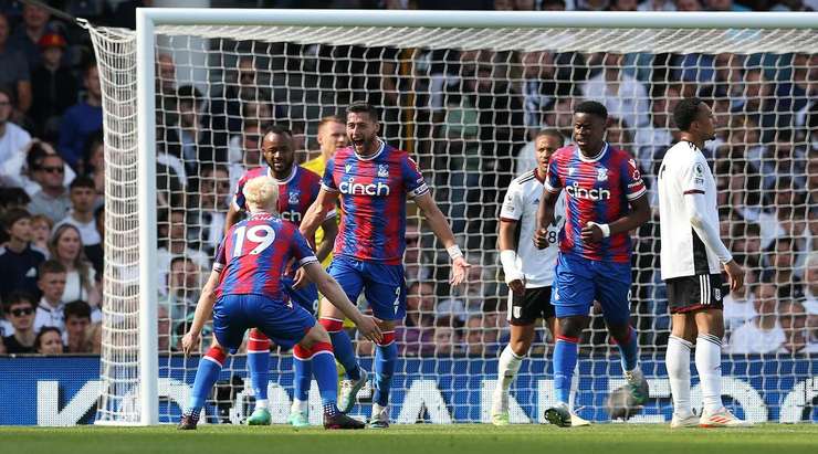 Vào! Joel Ward (Crystal Palace) sút bóng bật ra vào phía trong cột dọc bên trái sau khi bóng đến chỗ anh ấy trong vòng cấm. Tỉ số là 2:2.