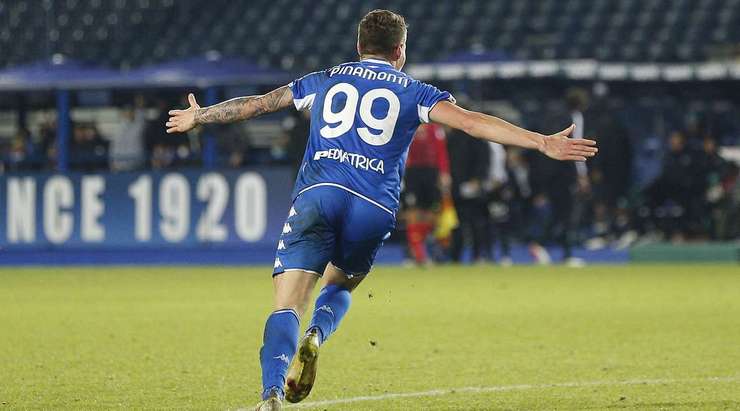 Vào! Nedim Bajrami nạp đạn cho Andrea Pinamonti (Empoli) ở một vị trí bên trong vòng cấm, và cầu thủ này đã giữ được cái đầu lạnh để sút bóng vào góc thấp bên trái khung thành. Tỉ số là 3:1.