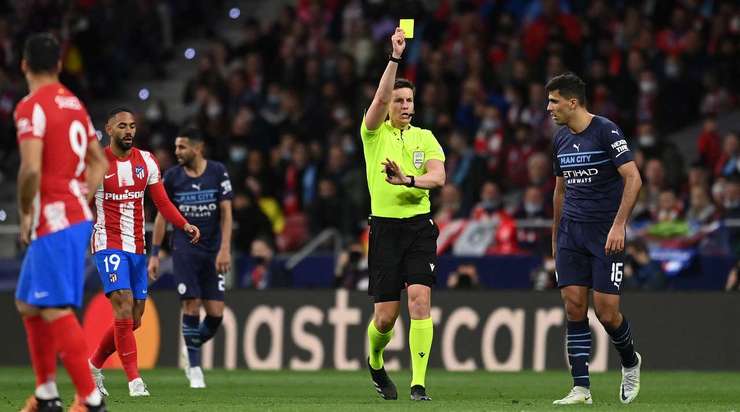 Daniel Siebert rút thẻ vàng cho Rodri (Manchester City) vì pha phạm lỗi rõ ràng của anh ấy.