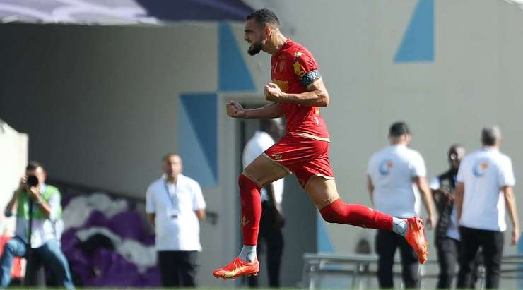 Nabil Bentaleb (Angers) thực hiện cú sút phạt ngay bên ngoài vòng cấm, đưa bóng vào góc cao bên phải khung thành. Một cú sút phạt tuyệt đẹp và chắc chắn rằng bàn thắng này sẽ làm hài lòng những người hâm mộ.