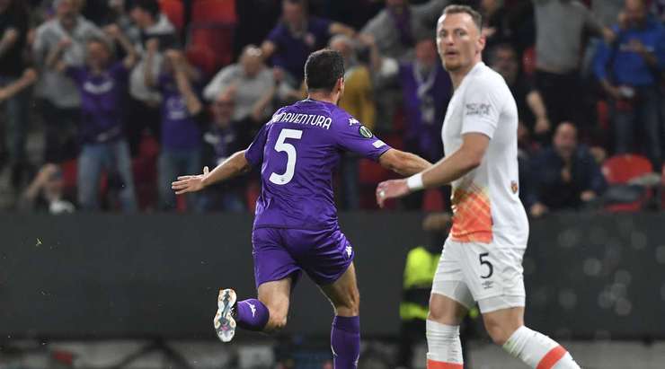 Giacomo Bonaventura (Fiorentina) ghi bàn! Giacomo Bonaventura (Fiorentina) được kiến tạo bởi Nicolas Gonzalez và anh ấy đã cho thấy sự bình tĩnh tuyệt vời trong vòng cấm để sút vào góc trái phía dưới. 1:1.