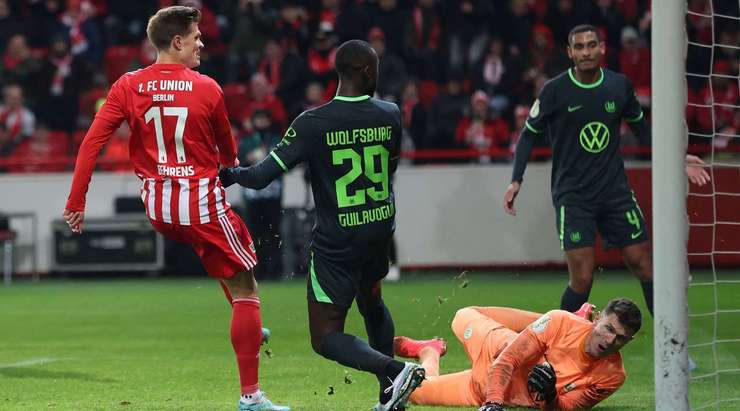 Vào! Sheraldo Becker đón đường chuyền và đánh đầu kiến tạo cho Kevin Behrens (Union Berlin), người đã khống chế bóng và dứt điểm gọn gàng vào lưới. 2:1.