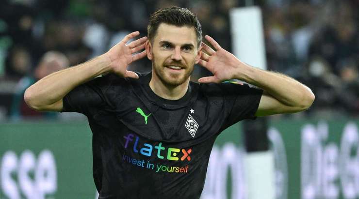 Jonas Hofmann (B. Monchengladbach) khống chế bóng gọn gàng từ một đường chuyền sắc bén tại rìa vòng cấm và tung cú sút căng vào vào góc thấp bên trái khung thành, theo một phong cách đã thành thương hiệu của anh.