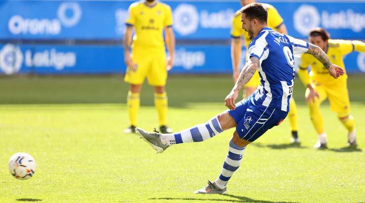 Vào! Joselu (Alaves) giành chiến thắng trên chấm phạt đền bằng một cú sút không thể cản phá, vượt qua tầm với của thủ môn Jeremias Ledesma vào góc thấp bên trái.