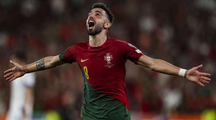 Bóng bật ra và đến chân của Bruno Fernandes (Bồ Đào Nha) ở ngay bên ngoài vòng cấm. Anh không hề do dự và tung một cú sút tuyệt vời vào góc cao bên phải khung thành. Pha dứt điểm đi ra ngoài tầm với của thủ môn Ibrahim Sehic và tỉ số đã được thay đổi thành 3:0.