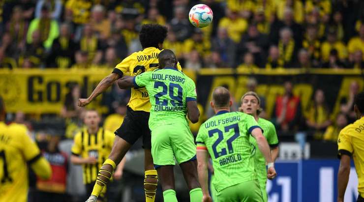 Karim Adeyemi (Dortmund) phản ứng rất nhanh sau đường chuyền bị đổi hướng của Julian Ryerson và từ sau lưng thủ môn, anh trình diễn một cú đánh đầu ở cự ly gần, đưa bóng vào góc cao bên trái khung thành. Tỉ số là 1:0.