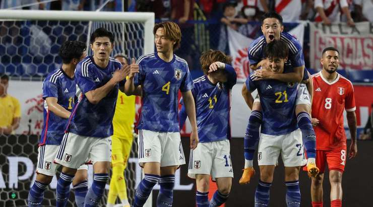 Vàooo! Wataru Endo là người kiến tạo với đường chuyền ngắn rất vừa tầm chạy của Hiroki Ito (Nhật Bản), và cầu thủ này không phạm sai lầm nào với một cú sút cắm thẳng vào góc thấp bên trái khung thành để nâng tỉ số lên 1:0. Bàn thắng quá đẹp!