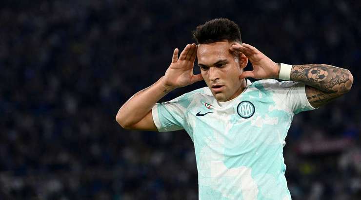Vào! Marcelo Brozovic tung một đường chuyền tuyệt vời đến vị trí của Lautaro Martinez (Inter) trong vòng cấm, và cầu thủ này tận dụng rất tốt cơ hội để dứt điểm gọn gàng vào góc thấp bên trái. 1:1.