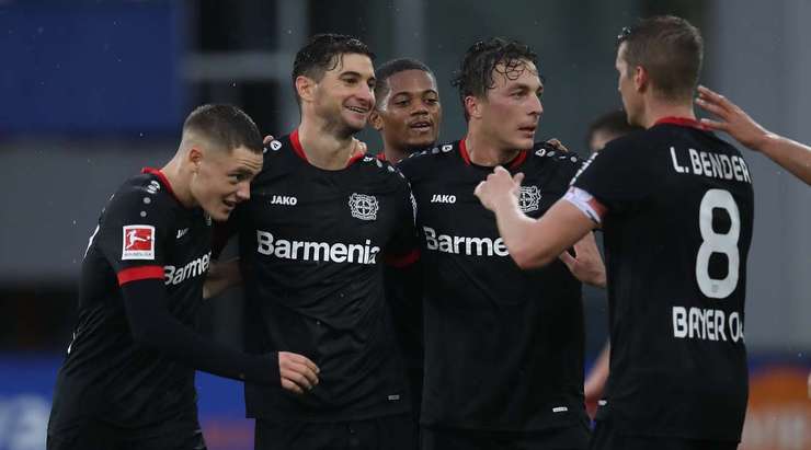 Lars Bender nhồi bóng cho Lucas Alario (Bayer Leverkusen), người đón đường chuyền của anh ở trong vòng cấm và ra chân rất nhanh vào góc phải khung thành! Thủ môn đã không thể làm gì được. 1:2!