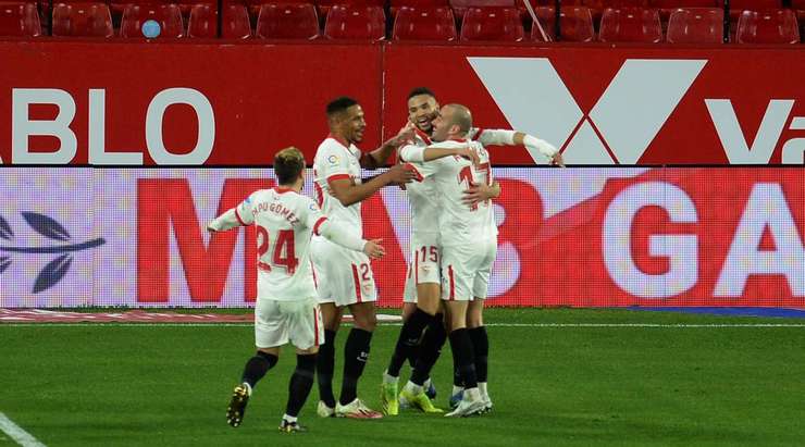 Youssef En Nesyri (Sevilla) tung cú sút chìm vào phía bên trái khung thành sau một nỗ lực cá nhân tuyệt vời. Đó là một bàn thắng!