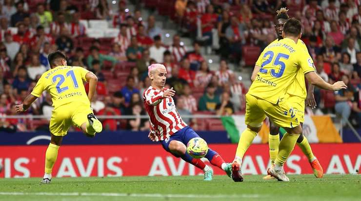 Antoine Griezmann (Atl. Madrid) nhận một đường chuyền chuẩn xác trong vòng cấm từ Thomas Lemar và anh đánh bại thủ môn với một pha dứt điểm sắc sảo về phía bên trái khung thành. Tỉ số là 2:0.