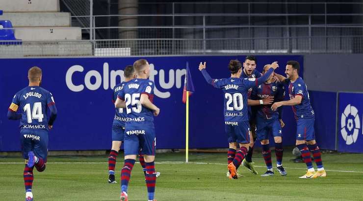 Các cầu thủ phòng ngự đã dành cho Sandro Ramirez (Huesca) quá nhiều khoảng trống và họ đã phải trả giá. Cầu thủ này có một cú sút trái phá về phía góc thấp bên trái. Thủ môn Edgar Badia trong một giây phút thiếu tập trung đã không thể phản ứng kịp thời, và tỉ số là 2:1.