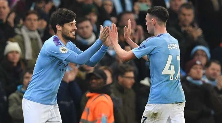 Trọng tài cho dừng trận đấu để thay người. Phil Foden đang rời sân và David Silva (Manchester City) đang vào sân từ băng ghế dự bị.