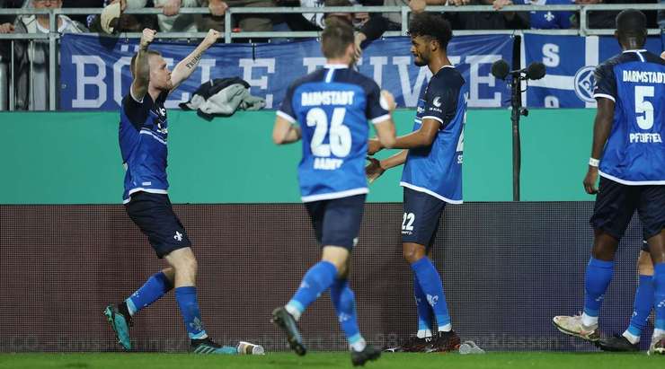 Một đường chuyền xé toang hàng phòng ngự đưa bóng đến chân Aaron Seydel (Darmstadt) trong vòng cấm và cầu thủ này đã không bỏ lỡ cơ hội! Anh sút bóng chuẩn xác vào góc thấp bên trái khung thành.