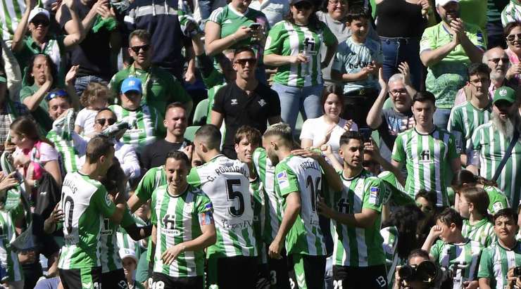 Vào! Youssouf Sabaly quan sát nhanh và dứt điểm. Cú sút của anh ấy chạm người Borja Iglesias (Betis) và đổi hướng, đánh bại thủ môn. 1:0.