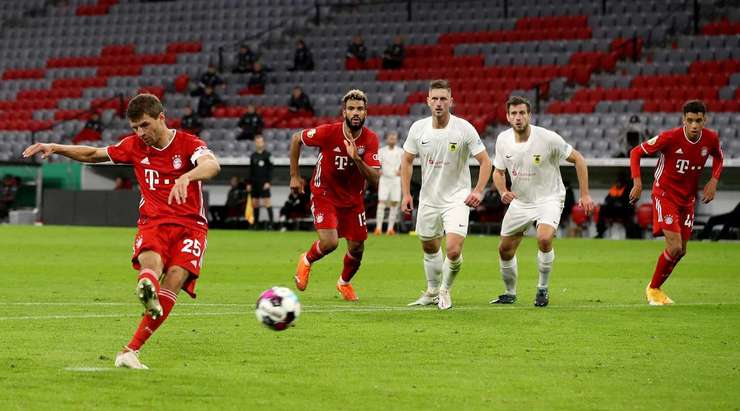 Vào! Thomas Muller (Bayern Munich) giành chiến thắng trên chấm phạt đền bằng một cú sút không thể cản phá, vượt qua tầm với của thủ môn Kevin Jackmuth vào góc trái khung thành.