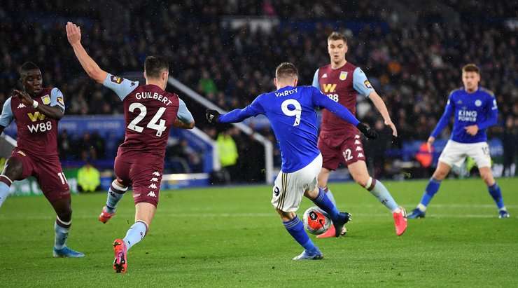 Jamie Vardy (Leicester) giành chiến thắng trong một pha hỗn chiến và anh bình tĩnh đưa bóng vào góc thấp bên trái khung thành đối phương!
