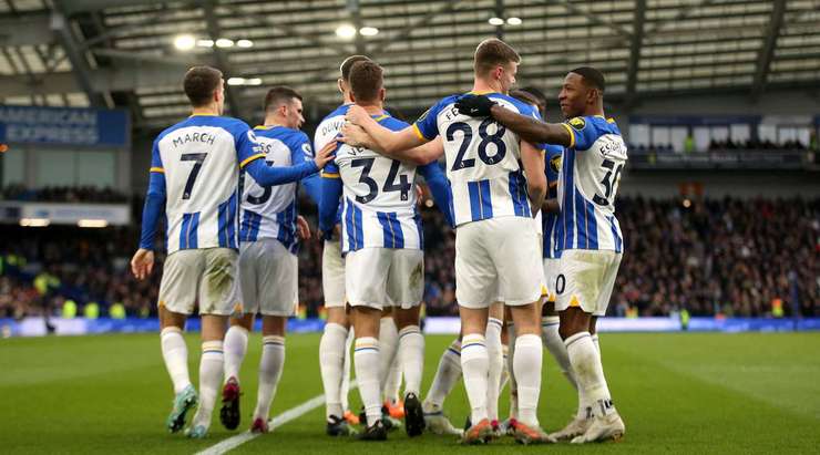 Joel Veltman (Brighton) bật lên trên hàng phòng ngự đối phương để nhận đường treo bóng vào từ quả đá phạt. Hôm nay có lẽ là một ngày may mắn, vì quả bóng đã tự đi trúng người của anh ấy và rơi vào lưới!