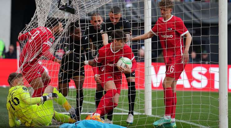 Vangelis Pavlidis (AZ Alkmaar) không cho thủ môn một cơ hội nào để cản phá quả penalty. Cú sút của anh đi dội cột dọc bên trái vào lưới. Bart Verbruggen đã không thể chạm được tay vào bóng.