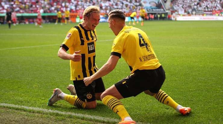 Vào! Sau khi nhận một đường chuyền tốt, Julian Brandt (Dortmund) tung một cú sút đi thẳng vào góc thấp bên phải khung thành. Một tình huống phối hợp đồng đội tuyệt vời!