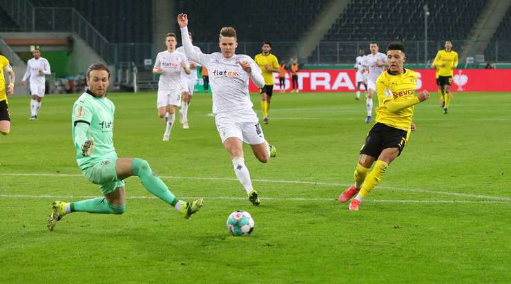 Một bàn thắng tuyệt đẹp. Jadon Sancho (Dortmund) nhận một đường chuyền tinh tế và tung cú sút nhanh từ rìa vòng cấm, bóng đi đập cột dọc bên trái vào lưới.