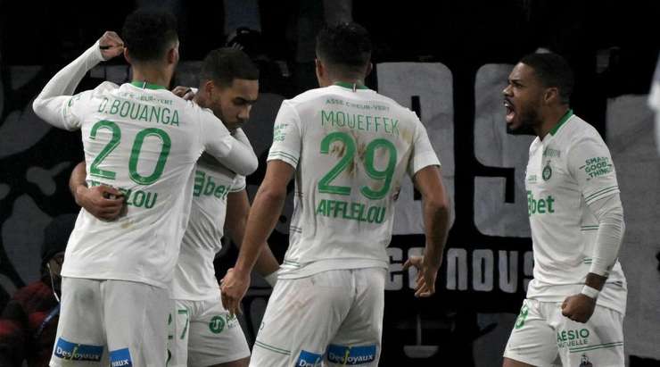 Đây chắc chắn không phải là điều mà Batista Mendy (Angers) mong muốn. Nỗ lực ngăn cản một đường chuyền tấn công của đối phương và anh ấy đã đưa bóng về lưới nhà. Tỉ số lúc này là 0:1.